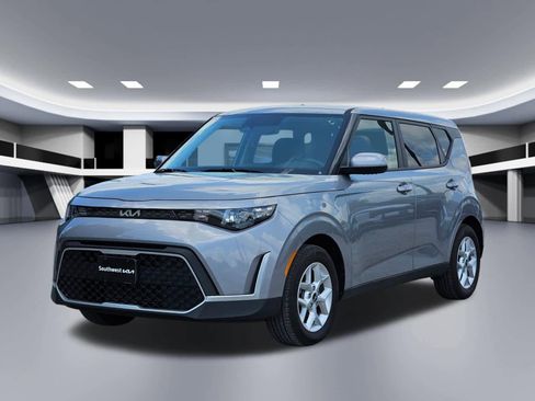 Used 2025 Kia Soul LX FWD image 9