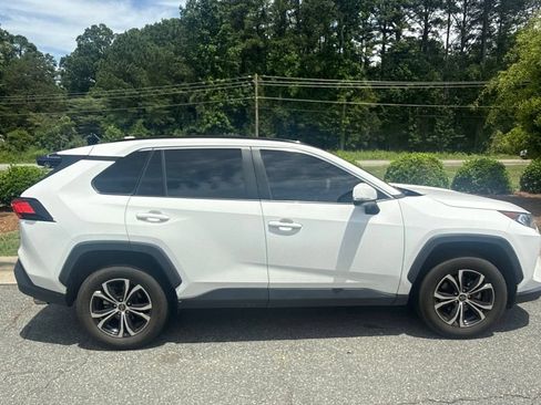 Used 2021 Toyota RAV4 XLE w/ Convenience Package FWD image 7