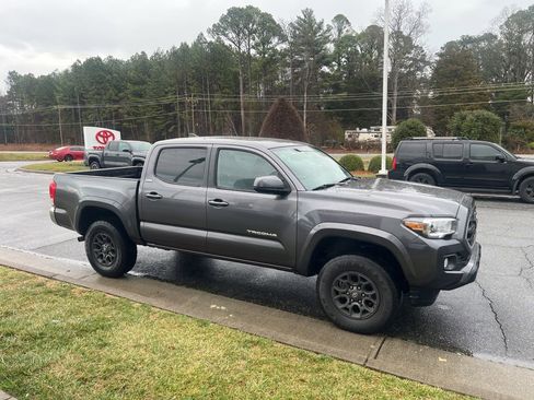 Used 2017 Toyota Tacoma SR5 w/ Tow Package image 11