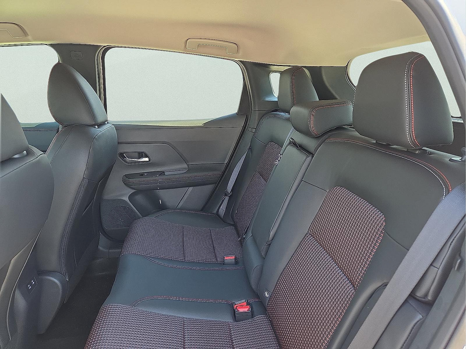 Used 2025 Nissan Kicks SR AWD/4WD image 35