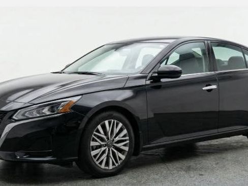 Used 2025 Nissan Altima 2.5 SV FWD image 2