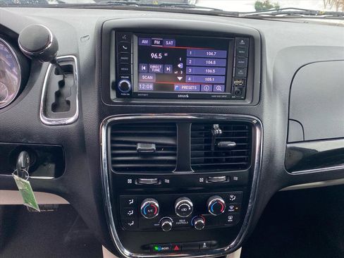 Used 2019 Dodge Grand Caravan SXT image 11