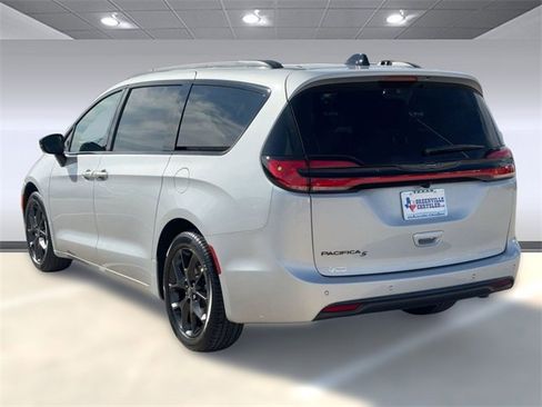 New 2026 Chrysler Pacifica Select image 3