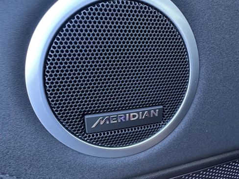 Used 2017 Land Rover Discovery HSE image 16