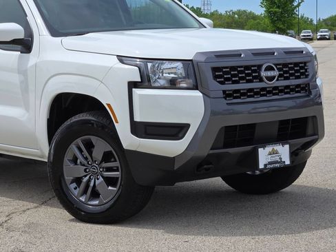 Used 2025 Nissan Frontier SV AWD/4WD image 2