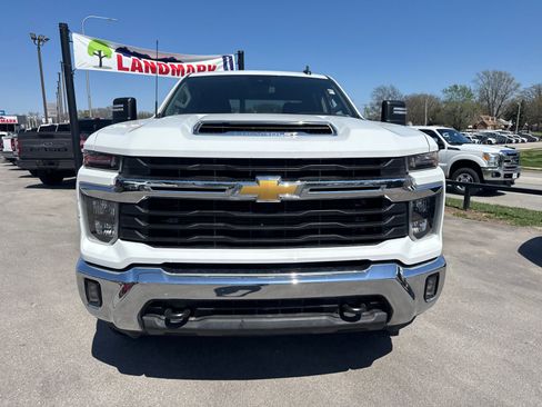 Used 2024 Chevrolet Silverado 2500 LT AWD/4WD image 2