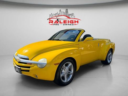 Used 2004 Chevrolet SSR w/ Preferred Equipment Group image 2