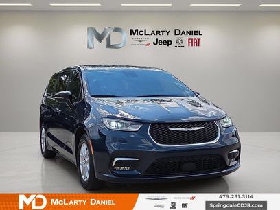 Used 2025 Chrysler Pacifica Select