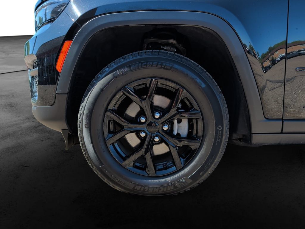 Used 2025 Jeep Grand Cherokee Altitude AWD/4WD image 9