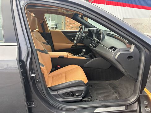 Used 2023 Lexus ES 350 w/ Luxury Package image 13