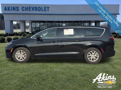 Used 2024 Chrysler Pacifica Touring-L FWD image 10