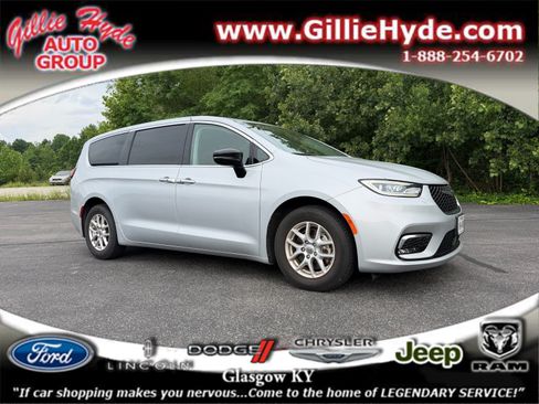 Used 2024 Chrysler Pacifica Touring-L FWD image 1