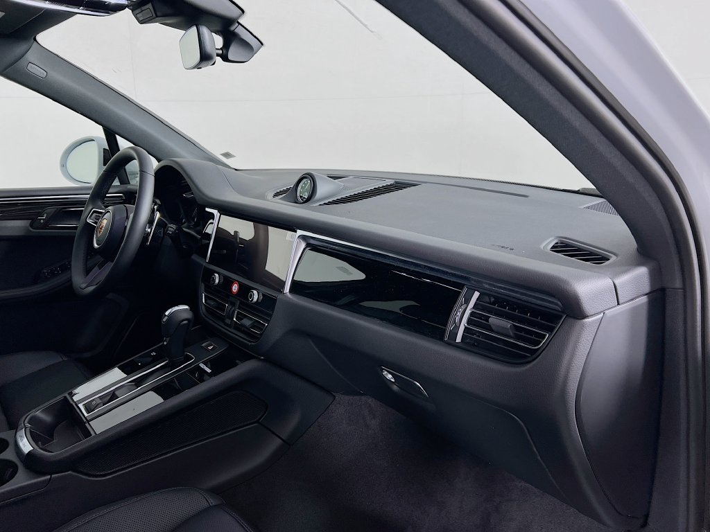 Certified 2026 Porsche Macan AWD/4WD image 31