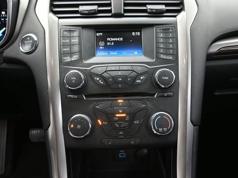 Used 2018 Ford Fusion SE image 2