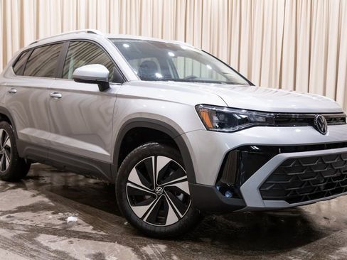 New 2026 Volkswagen Taos SE image 2