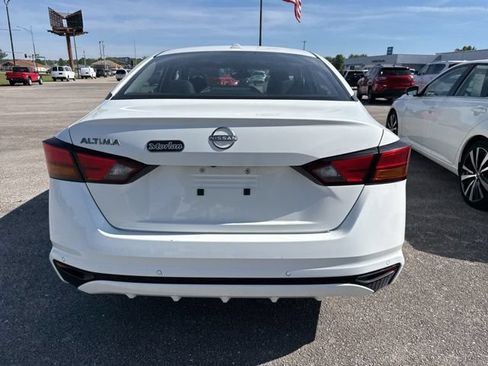 Used 2025 Nissan Altima 2.5 SV FWD image 12