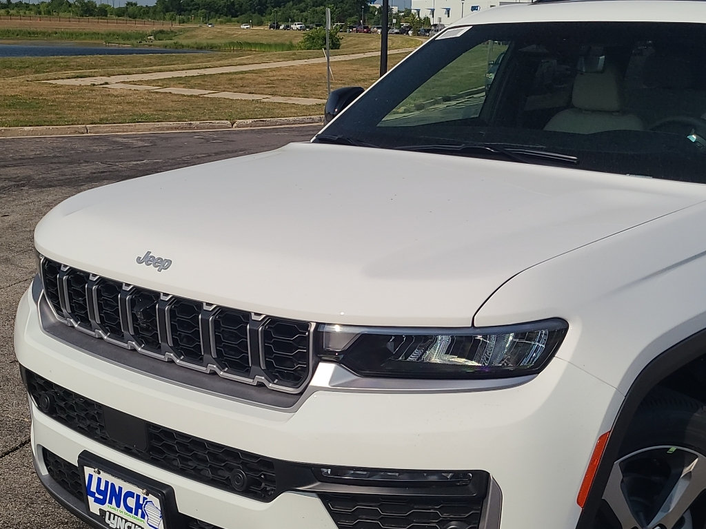 New 2026 Jeep Grand Cherokee Limited w/ Luxury Tech Group II AWD/4WD image 8
