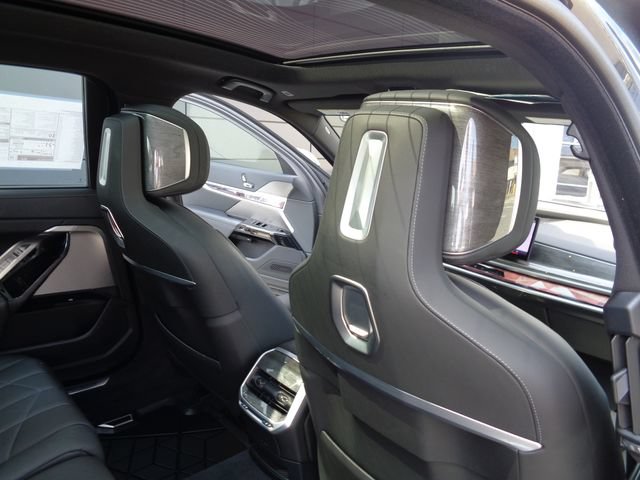 Used 2023 BMW 760i xDrive w/ Luxury Rear Seating Package AWD/4WD image 32