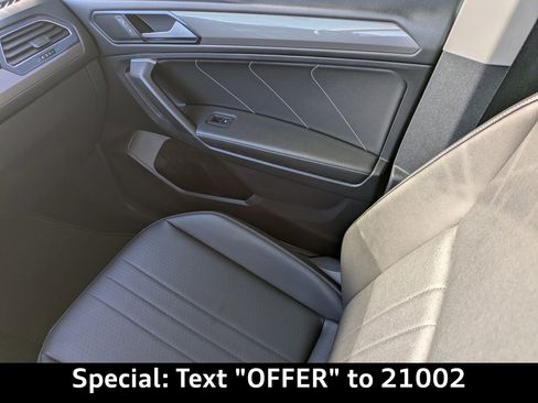 Used 2022 Volkswagen Tiguan SE w/ Panoramic Sunroof Package image 19