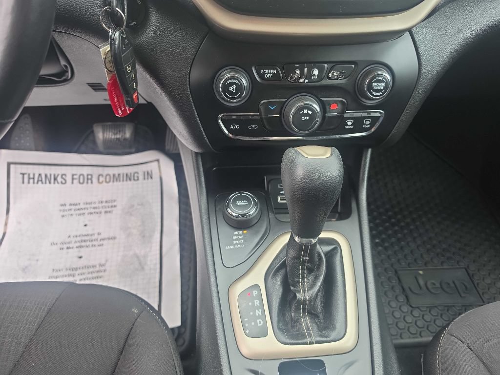 Used 2015 Jeep Cherokee Latitude w/ Cold Weather Group AWD/4WD image 20
