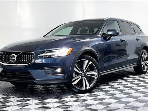 Used 2025 Volvo V60 B5 Cross Country Plus AWD/4WD image 2