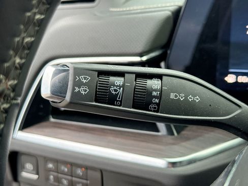 Used 2025 Chevrolet Tahoe Premier AWD/4WD image 32