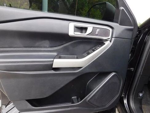 Used 2022 Ford Explorer XLT image 13