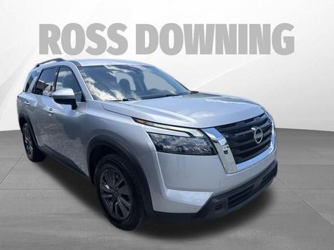 Used 2025 Nissan Pathfinder SV FWD image 3