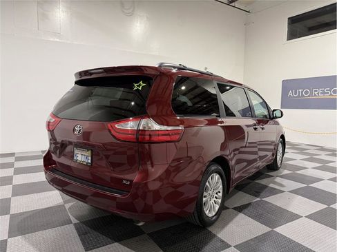Used 2017 Toyota Sienna XLE Premium image 5