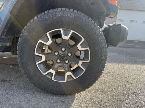 Used 2025 Jeep Gladiator Sport w/ Premium Package image 4