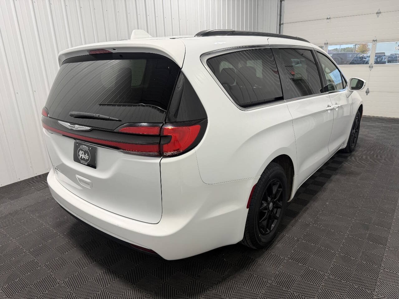 Used 2022 Chrysler Pacifica Touring-L FWD image 5