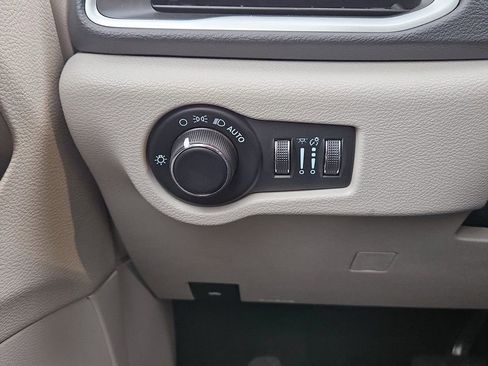 Used 2023 Chrysler Voyager LX image 21