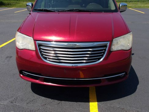 Used 2013 Chrysler Town & Country Touring-L w/ Driver Convenience Group FWD image 28