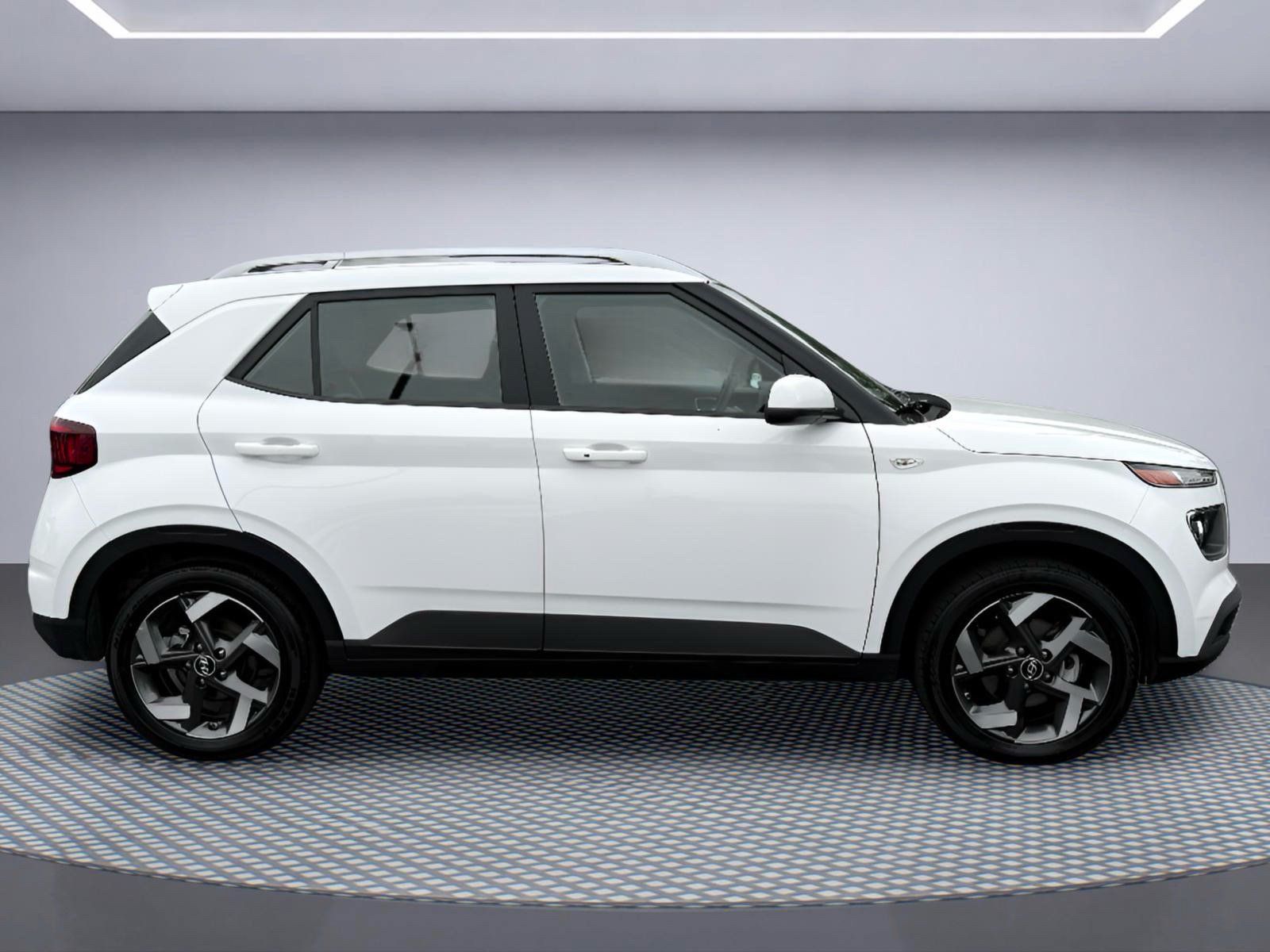 Used 2025 Hyundai Venue SEL FWD image 7
