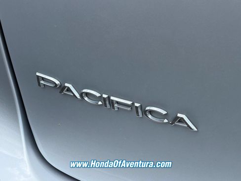 Used 2023 Chrysler Pacifica Touring-L FWD image 9