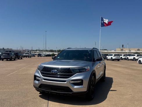 Used 2020 Ford Explorer XLT w/ Equipment Group 202A RWD image 7