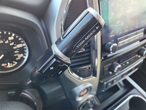 Used 2020 Nissan Titan SV w/ SV Convenience Package image 23