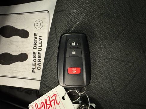 Used 2021 Toyota RAV4 XLE AWD/4WD image 17