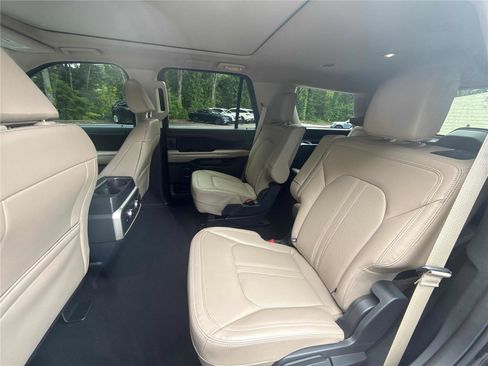 Used 2024 Ford Expedition Limited RWD image 12