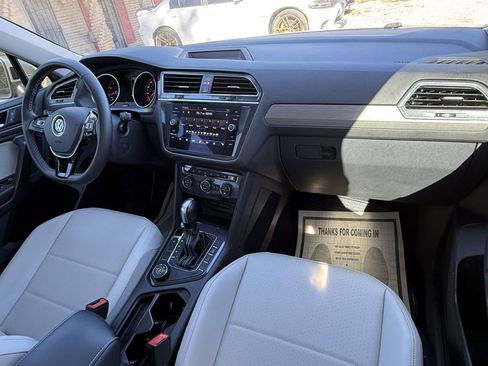 Used 2021 Volkswagen Tiguan SE w/ Panoramic Sunroof Package image 38