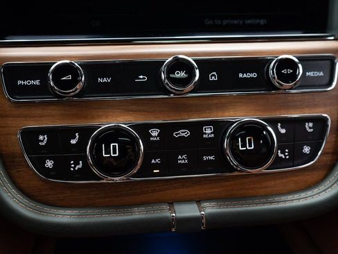 Certified 2025 Bentley Bentayga Extended Wheelbase AWD/4WD image 38