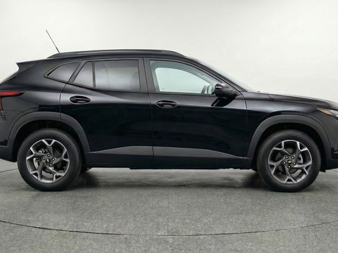 Used 2025 Chevrolet Trax LT w/ LT Convenience Package FWD image 11