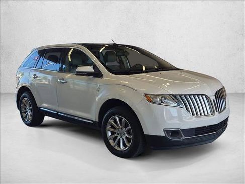 Used 2013 Lincoln MKX FWD image 3