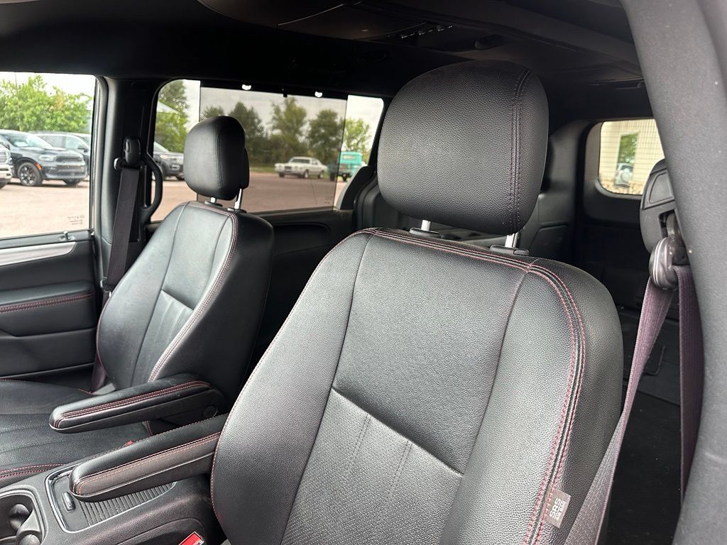 Used 2017 Dodge Grand Caravan GT FWD image 3