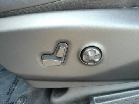 Used 2025 Chrysler Pacifica Limited FWD image 17
