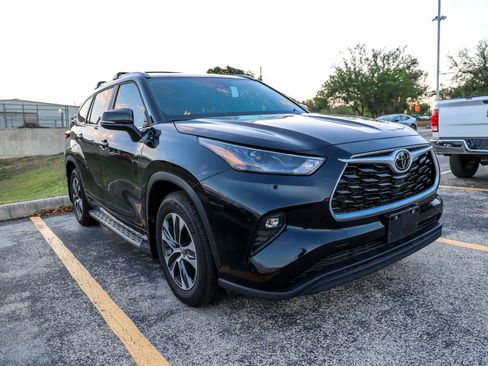 Used 2025 Toyota Highlander XLE image 6