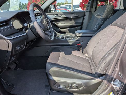 Used 2025 Jeep Grand Cherokee Laredo RWD image 11