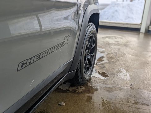 Used 2022 Jeep Cherokee Latitude w/ Sun & Sound Group image 13