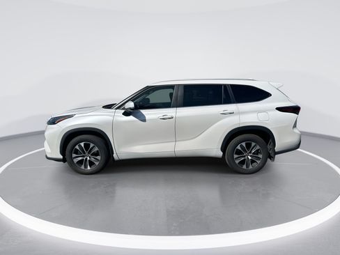 Used 2025 Toyota Highlander XLE FWD image 6