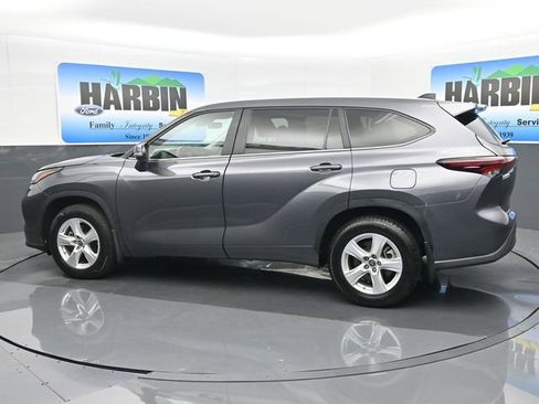 Used 2024 Toyota Highlander LE image 3
